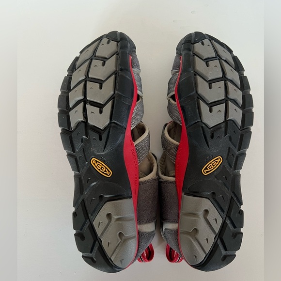 Keen Seacamp II CNX Gray and Red Youth Sandals, Big Boy Size 5 - Picture 7 of 13